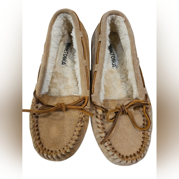 Minnetonka Shoes - Minnetonka SZ 7 Beige Suede Moccasin #4052 Faux Fur Lined Comfort Slipper